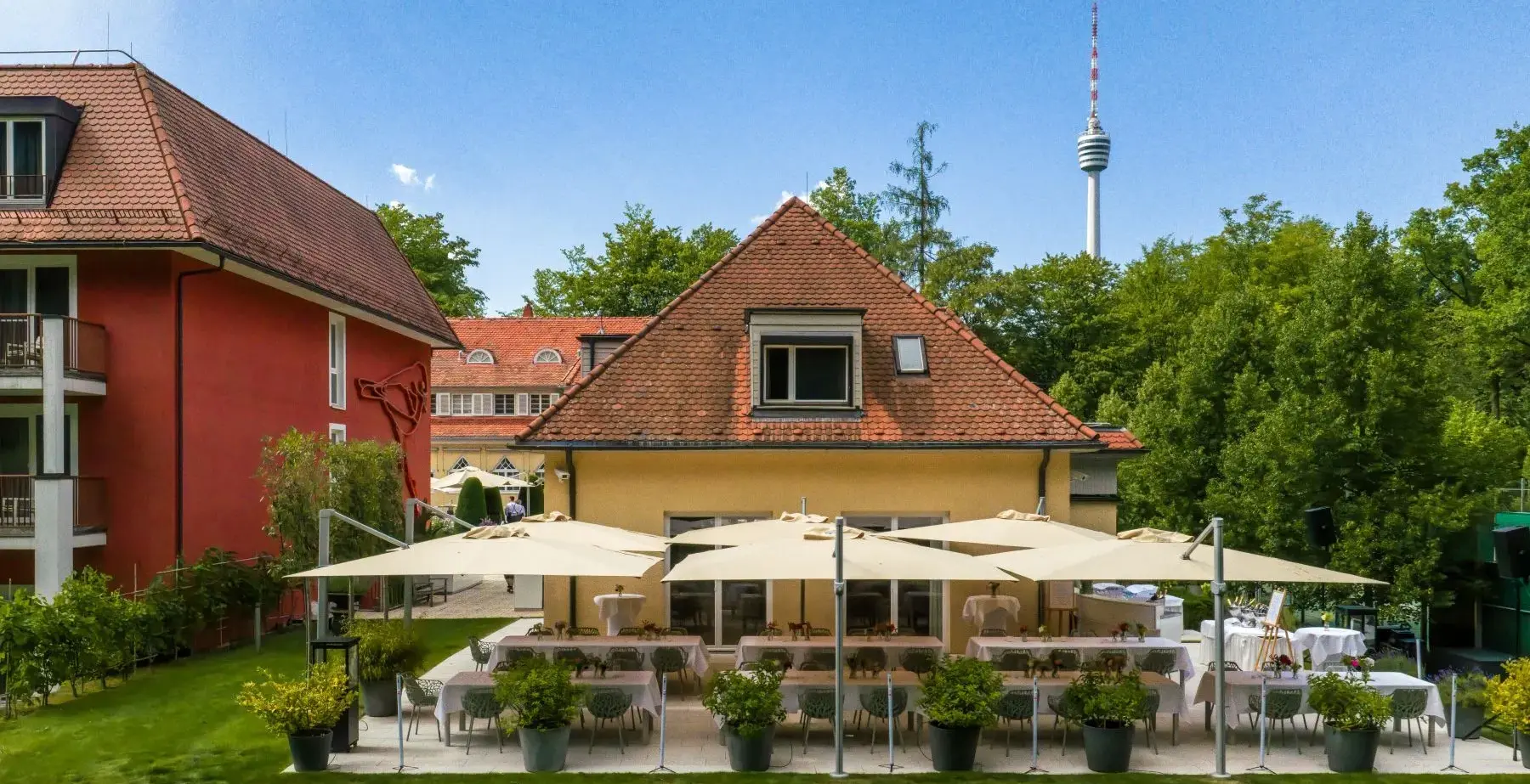 Der Lindenbau des Waldhotel Stuttgart vor dem Fernsehturm aus einer Drohnenperspektive aufgenommen 