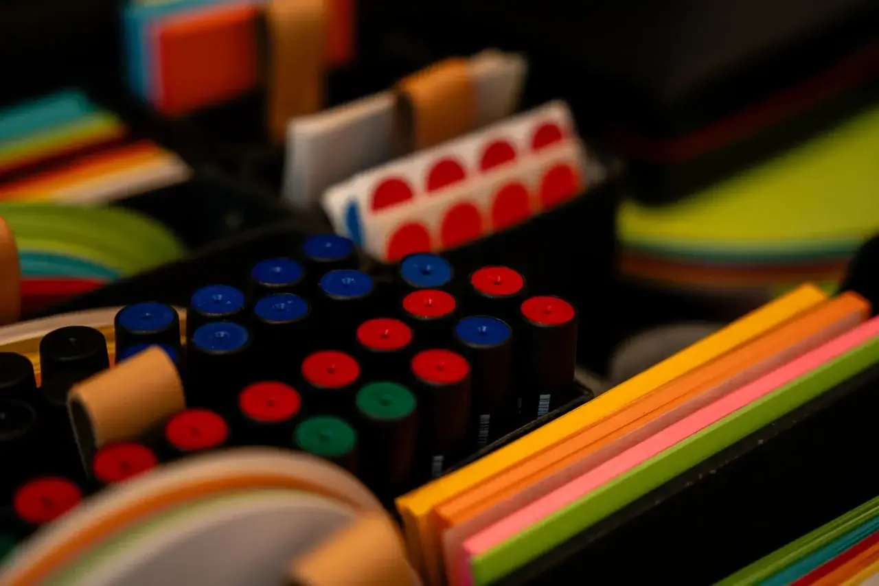 Bunte Moderationsmaterialien mit Markern, Haftnotizen und Klebepunkten für Workshops oder Meetings.