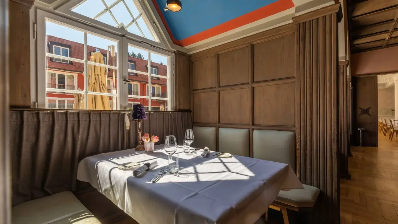 Elegantes Ambiente in einem Gourmet Restaurant Stuttgart mit stilvoll gedecktem Tisch.