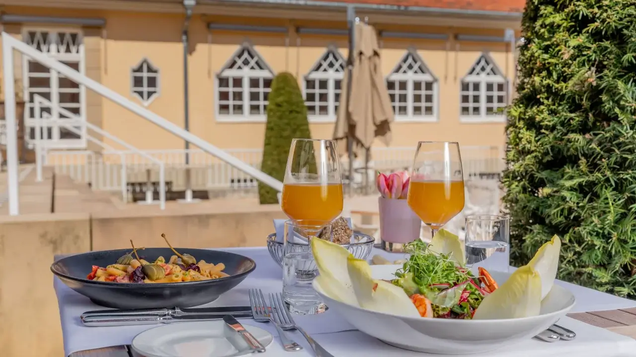 Genussvolles Essen in einem Restaurant mit Terrasse in Stuttgart.