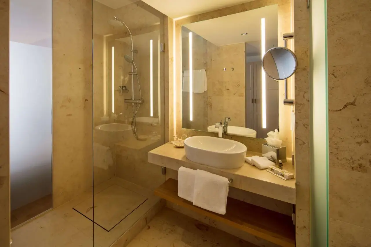 Ein modernes Badezimmer mit eleganter Beleuchtung, Spiegel und stilvollen Details.