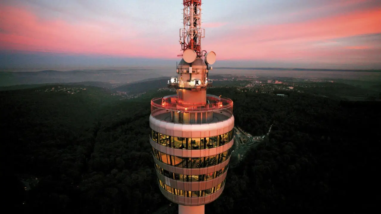 Fernsehturm Stuttgart bei Sonnenuntergang mit Blick auf die umliegenden Wälder und die Stadt.
