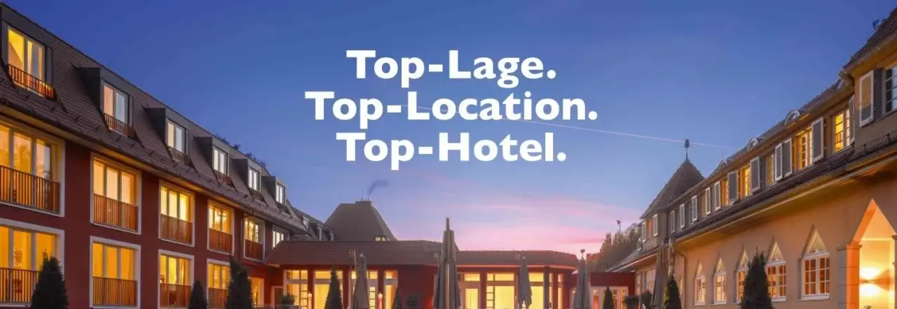 Beleuchtetes Hotel mit Tagungsraum in Stuttgart und Terrasse bei Dämmerung. Der Schriftzug betont die Top-Lage.