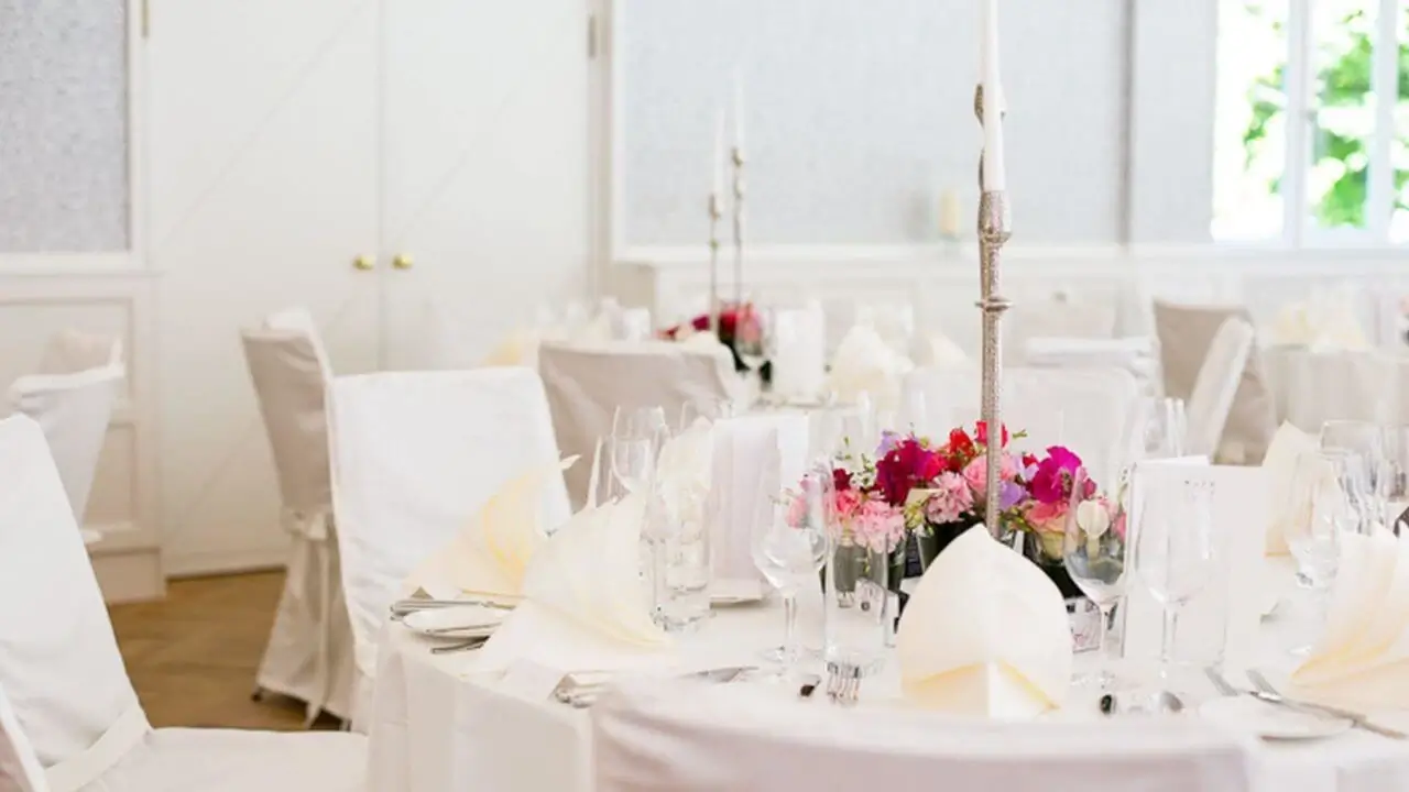 Elegante Hochzeitslocation Stuttgart mit festlich gedeckten Tischen und Blumenarrangements.