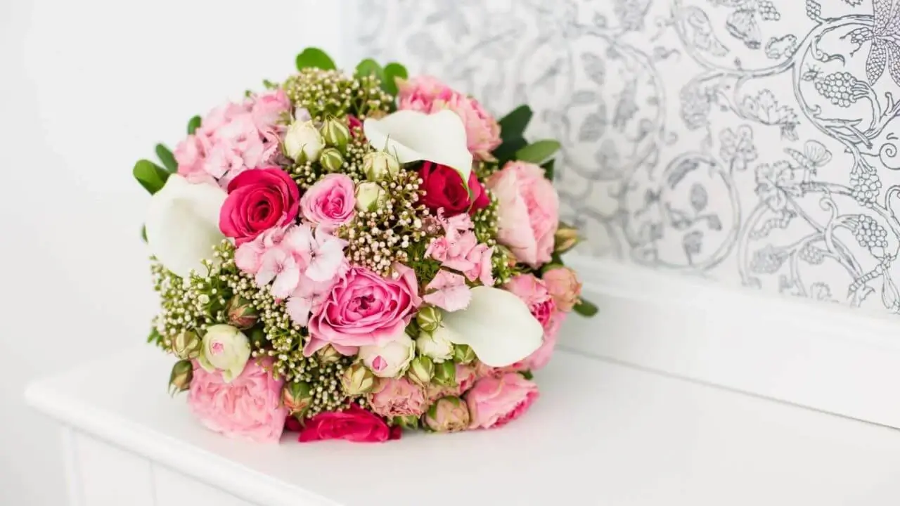 Ein wunderschöner Brautstrauß aus rosa und weißen Blumen in einer stilvollen Hochzeitslocation in Stuttgart.