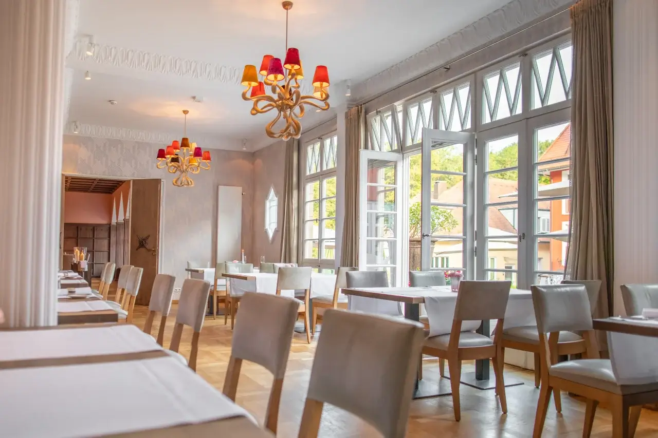 Restaurant mit Terrasse in Stuttgart – Elegantes Ambiente mit großen Fenstern.