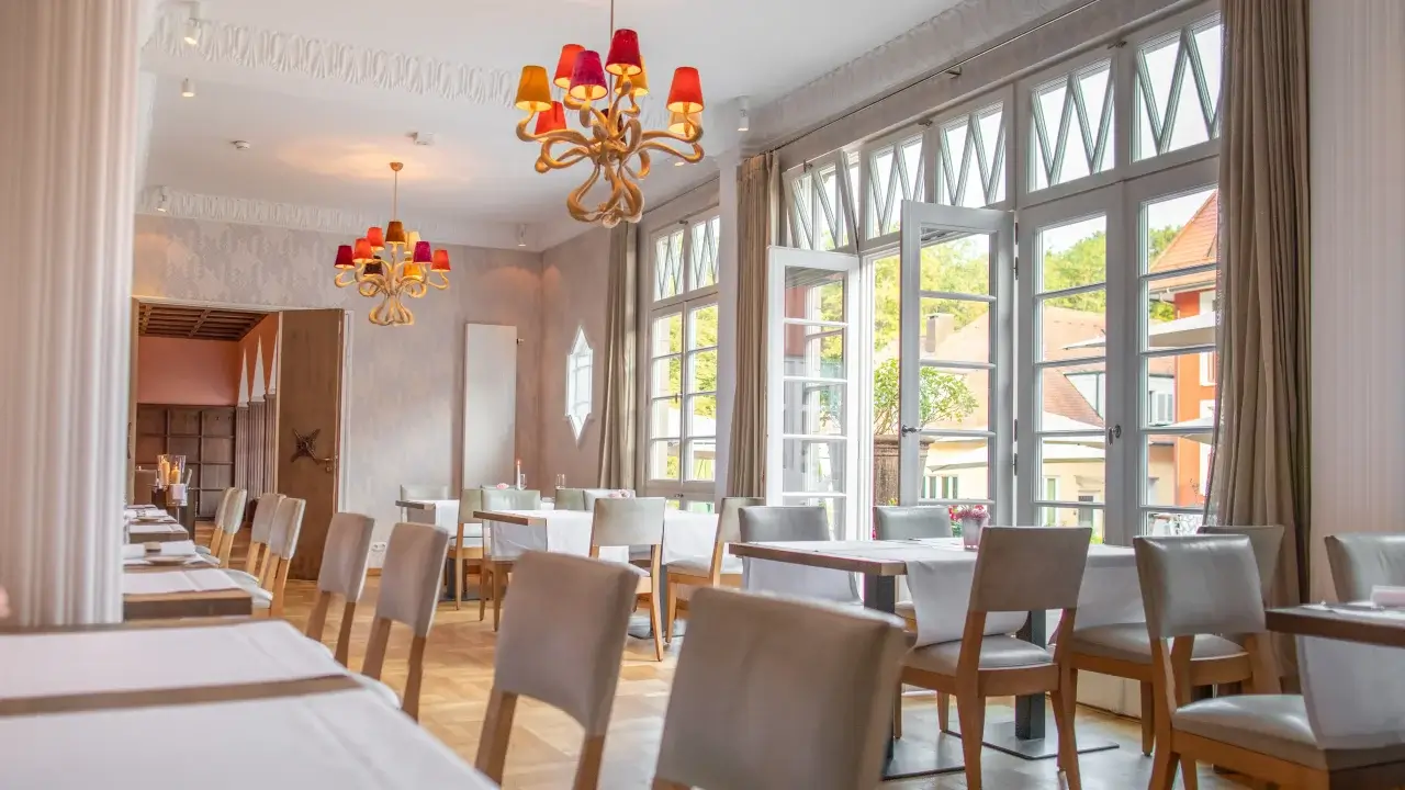 Ein helles Restaurant mit Terrasse in Stuttgart, ideal für gemütliche Mahlzeiten und entspanntes Beisammensein.