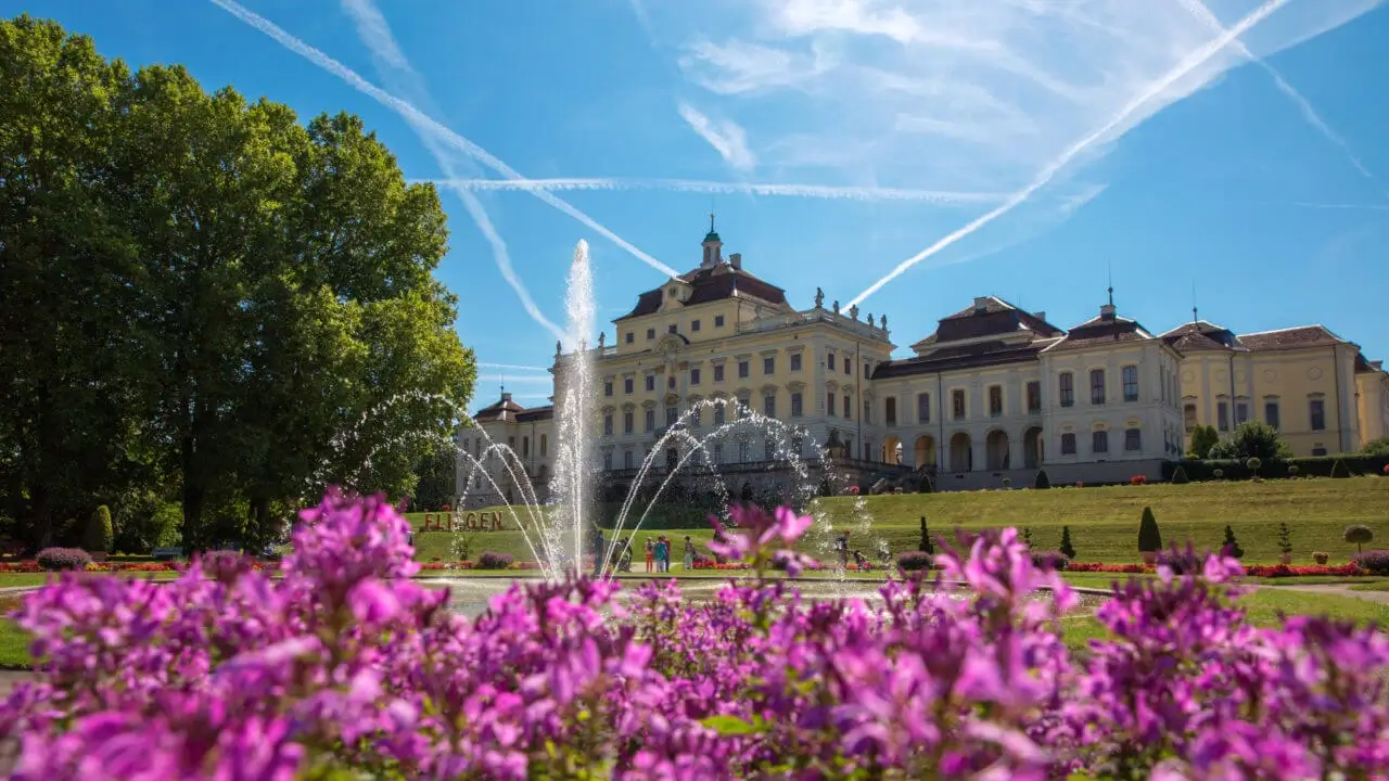 Ein prächtiges Schloss mit Brunnen und blühenden Blumen – ideales Ausflugsziel in Esslingen.