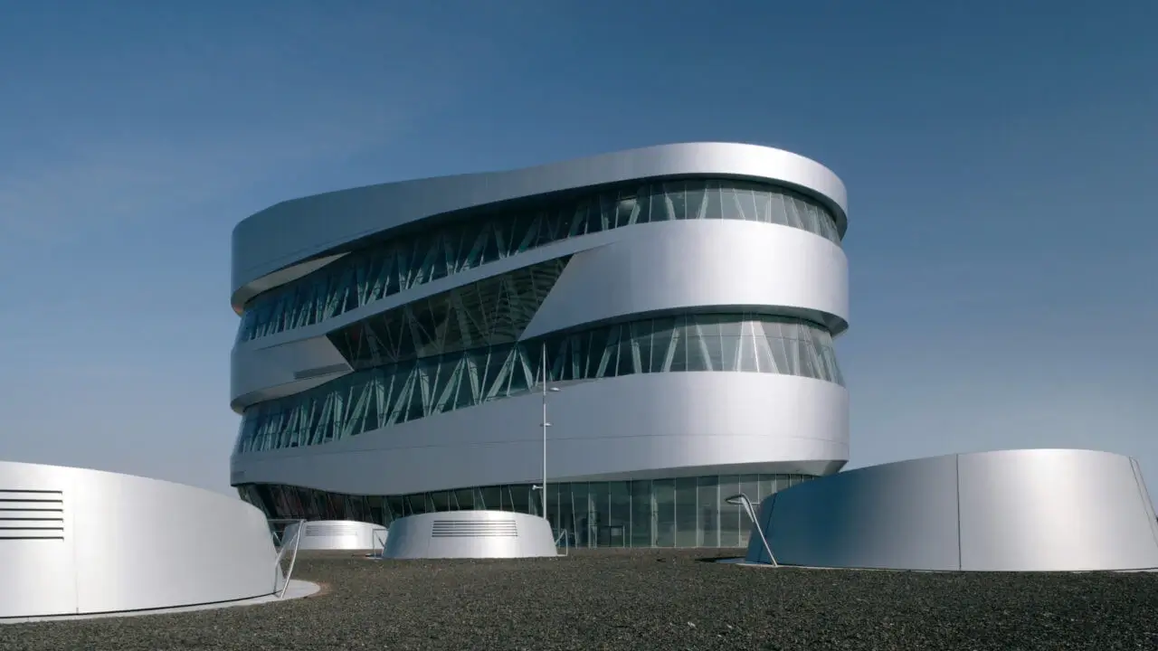 Ein futuristisches Gebäude der Kultur Stuttgart mit moderner Glasfassade.