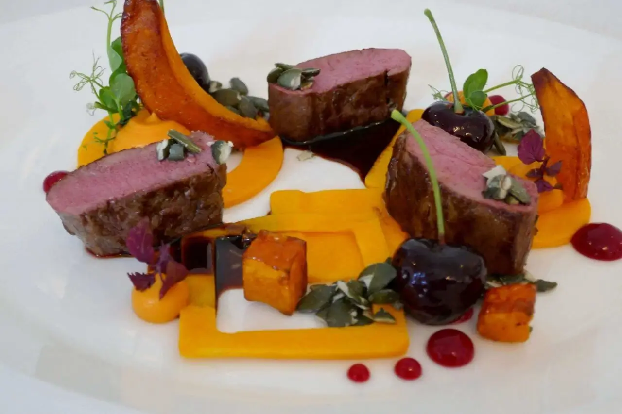 Ein modernes Gericht mit Rinderfilet, Kürbis, Kirschen und Kürbiskernen.
