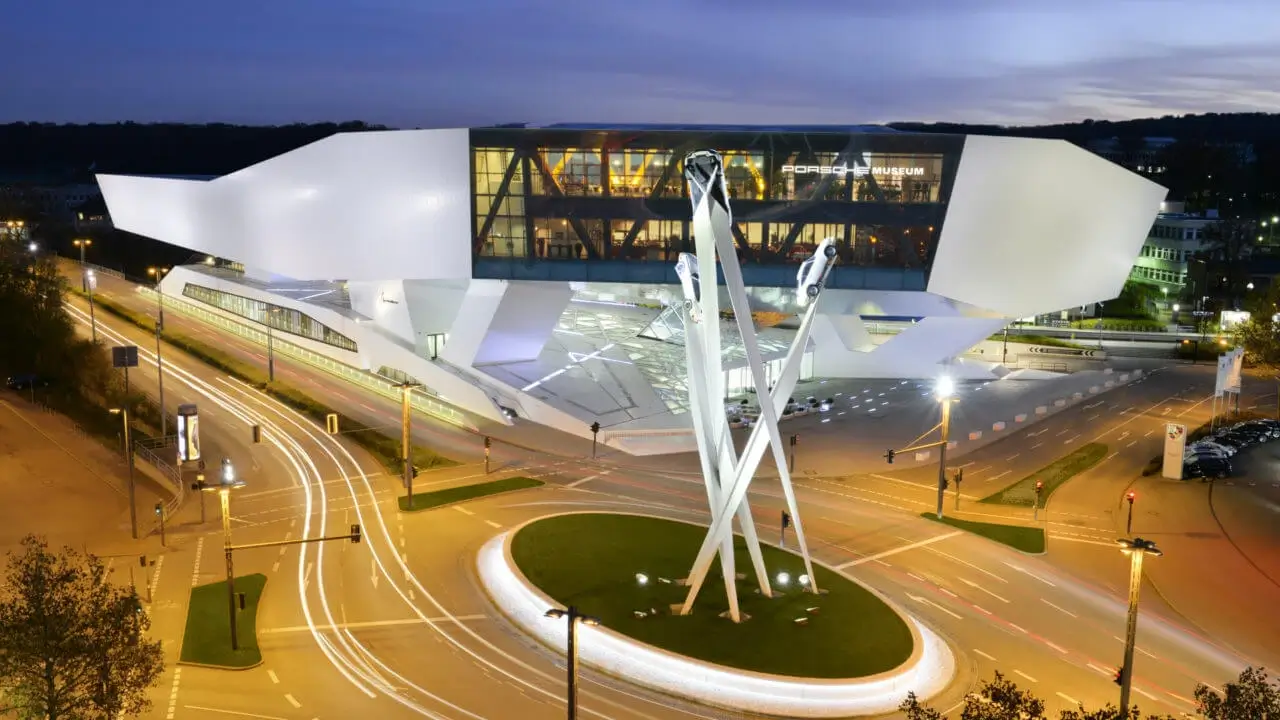 Das Porsche Museum als eindrucksvolles Wahrzeichen für Kultur in Stuttgart bei Nacht.
