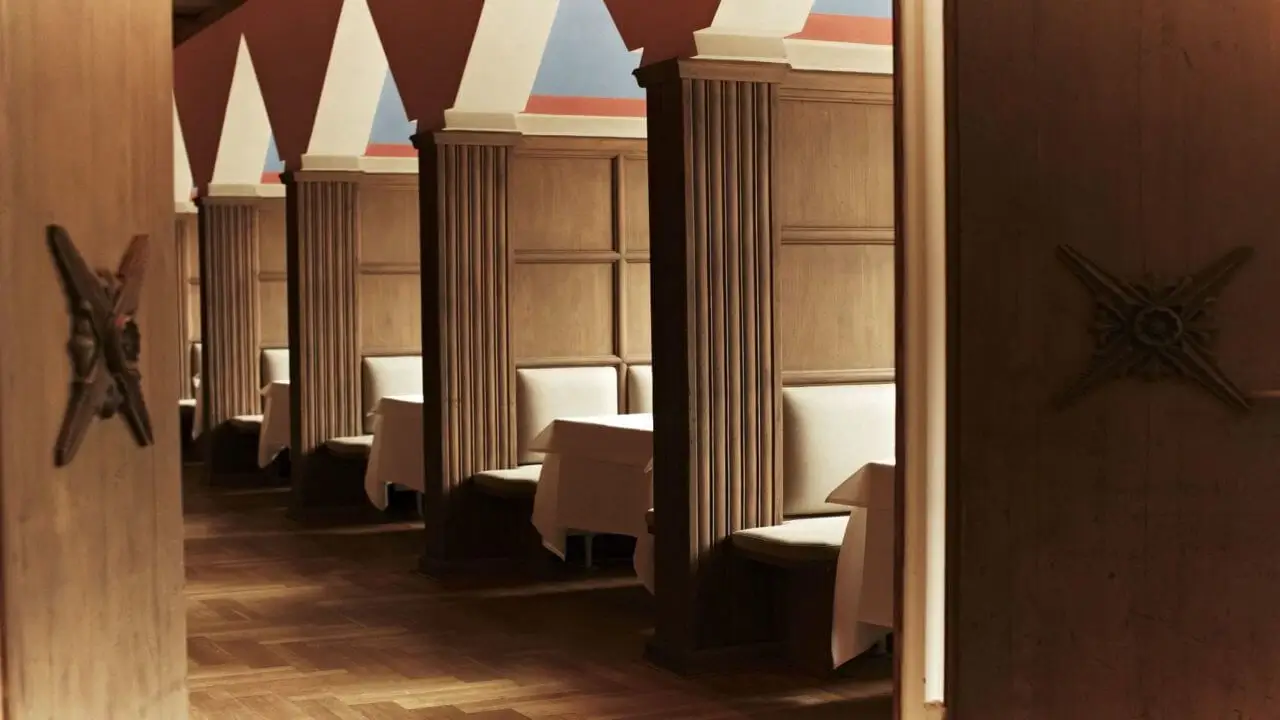 Gemütliche Sitzbereiche in einem stilvollen Restaurant in Stuttgart mit Terrasse.