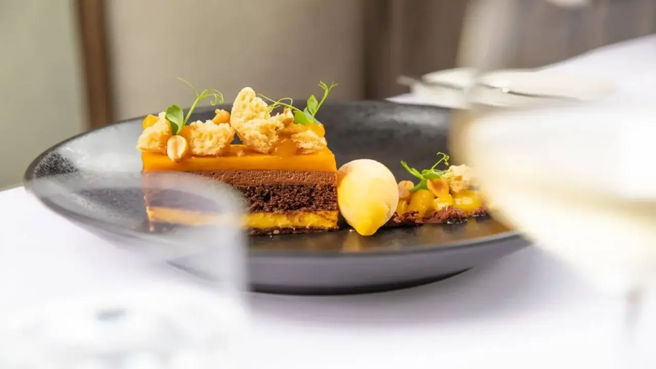 Ein köstliches Dessert in einem Restaurant mit Terrasse in Stuttgart, kreativ präsentiert.