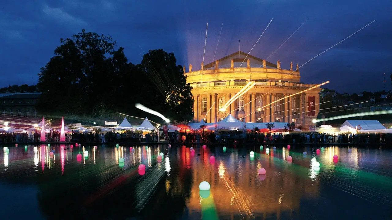 Das Staatstheater Stuttgart bei Nacht, ein beliebtes Ziel für eine Städtereise Stuttgart.
