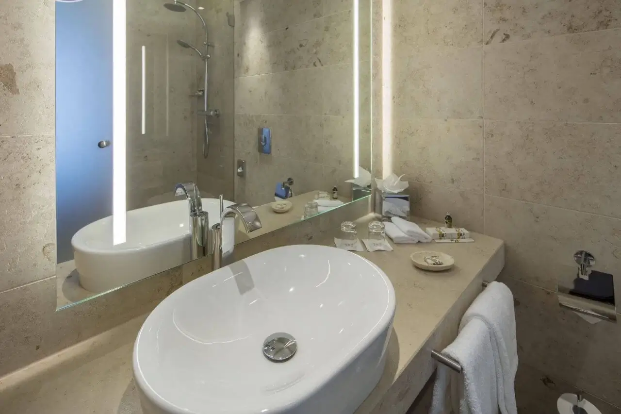 Modernes Bad im Waldhotel Stuttgart.