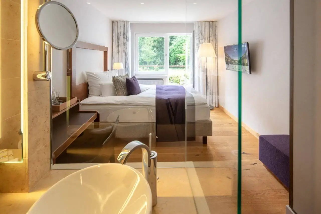 Gemütliches Standard-Einzelzimmer im Waldhotel Stuttgart mit modernem Mobiliar und ruhiger Atmosphäre.