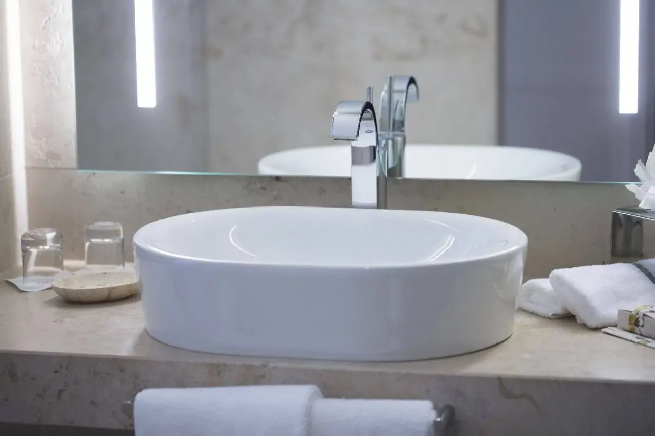 Ein modernes Badezimmer mit stilvollem Design und hochwertiger Ausstattung.