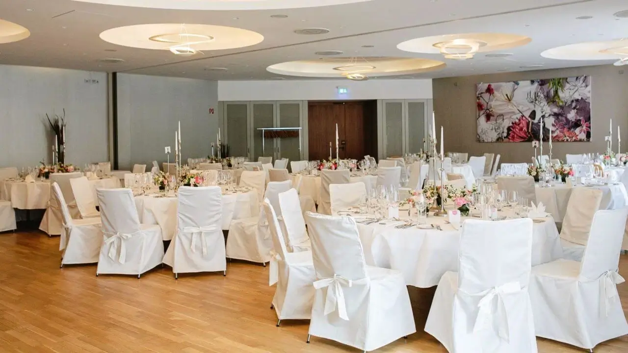 Eleganter Veranstaltungsraum im Waldhotel Stuttgart für eine unvergessliche Hochzeitsfeier in Stuttgart.