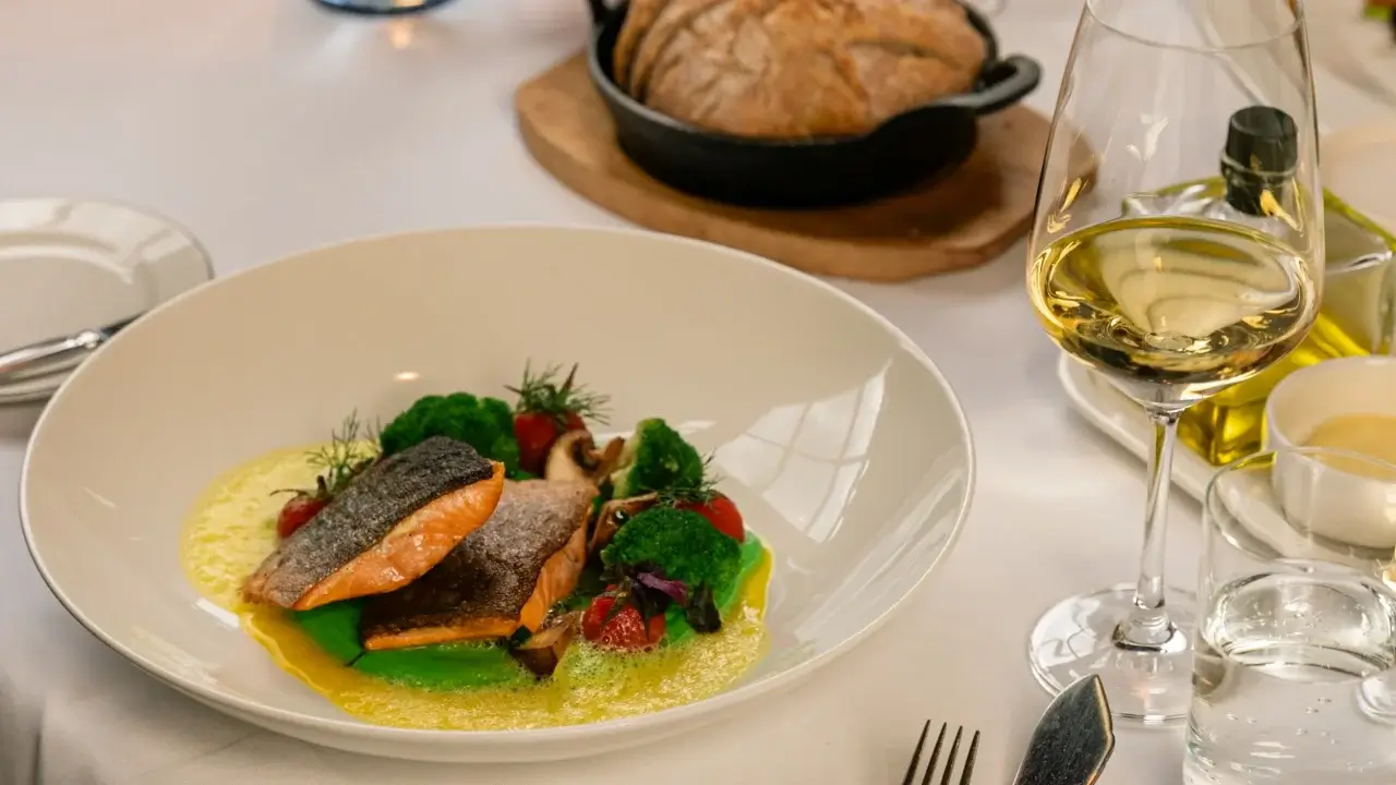 Edles Gericht mit Fisch und Gemüse in einem Gourmet Restaurant Stuttgart.