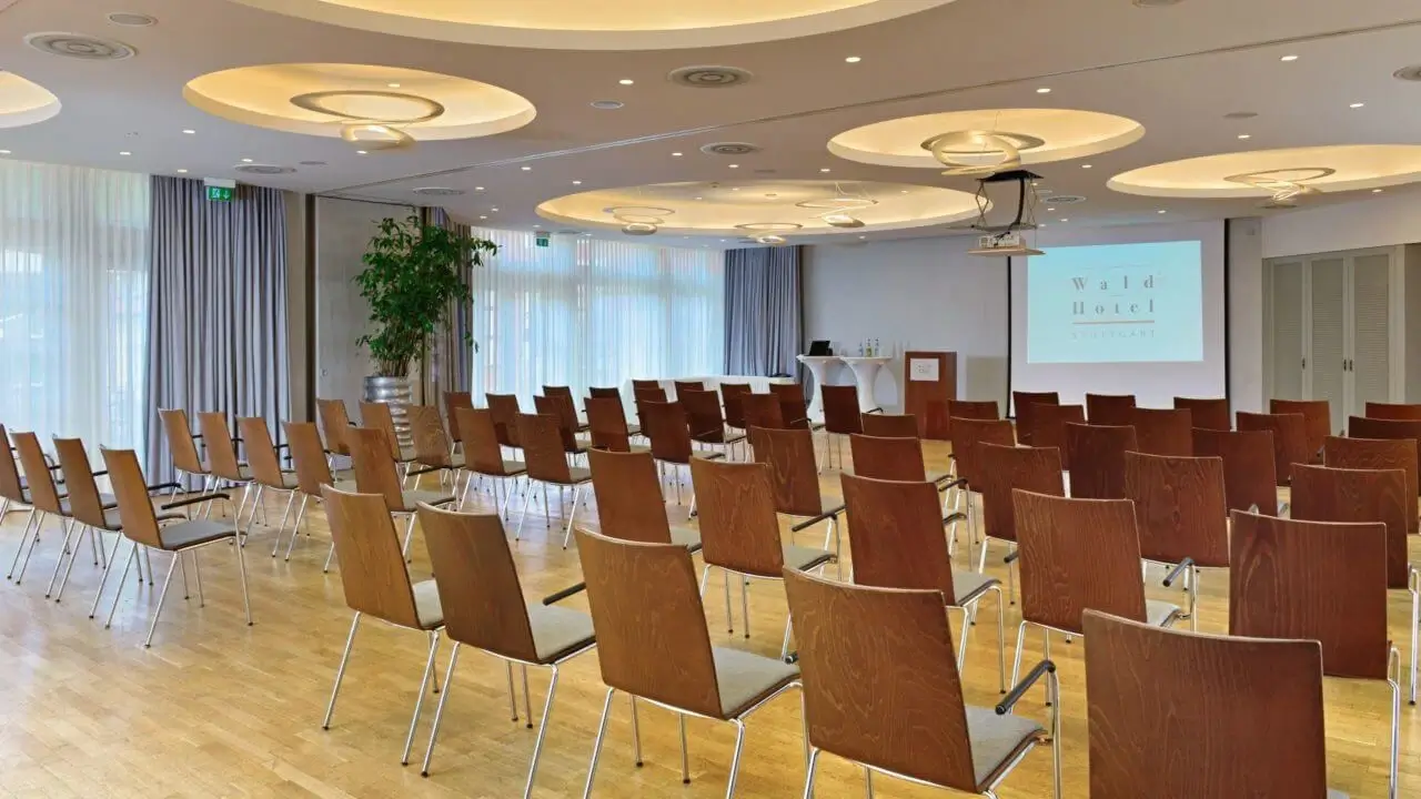 Ein Tagungsraum in Stuttgart, perfekt für Konferenzen und Workshops mit hochwertiger Ausstattung.