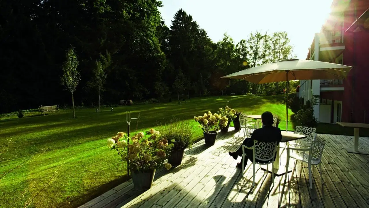 Terrasse des Waldhotels Stuttgart, ideal für Waldbaden Stuttgart, umgeben von grüner Natur & entspannender Atmosphäre.