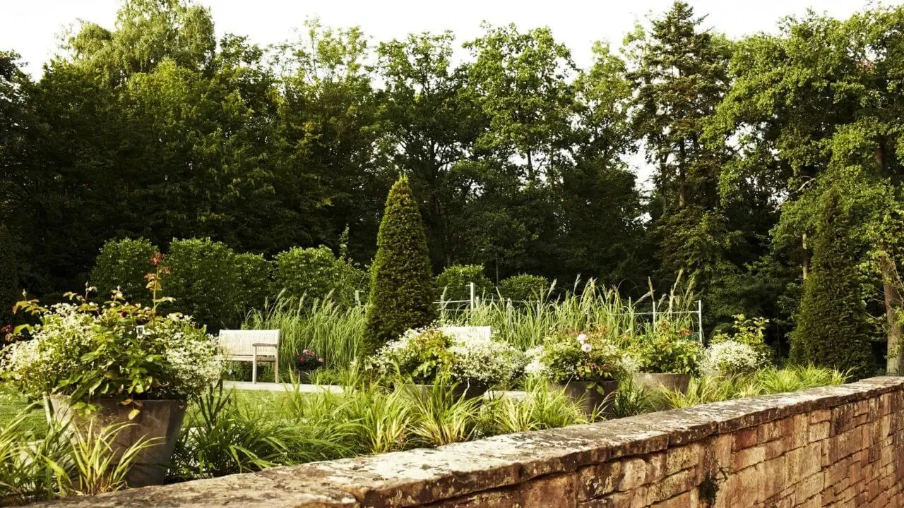 Ein idyllischer Garten eines Hotels im Grünen in Stuttgart.