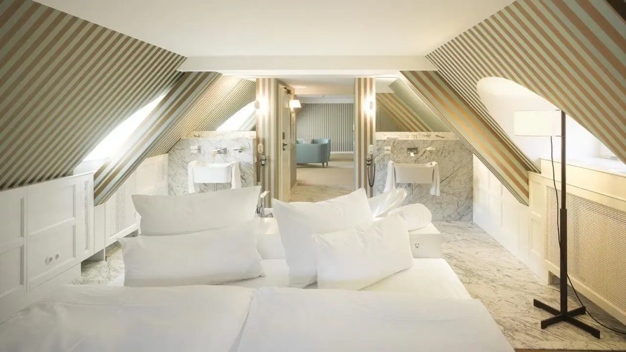 Eine stilvolle Suite mit einzigartigem Design und luxuriösem Ambiente.