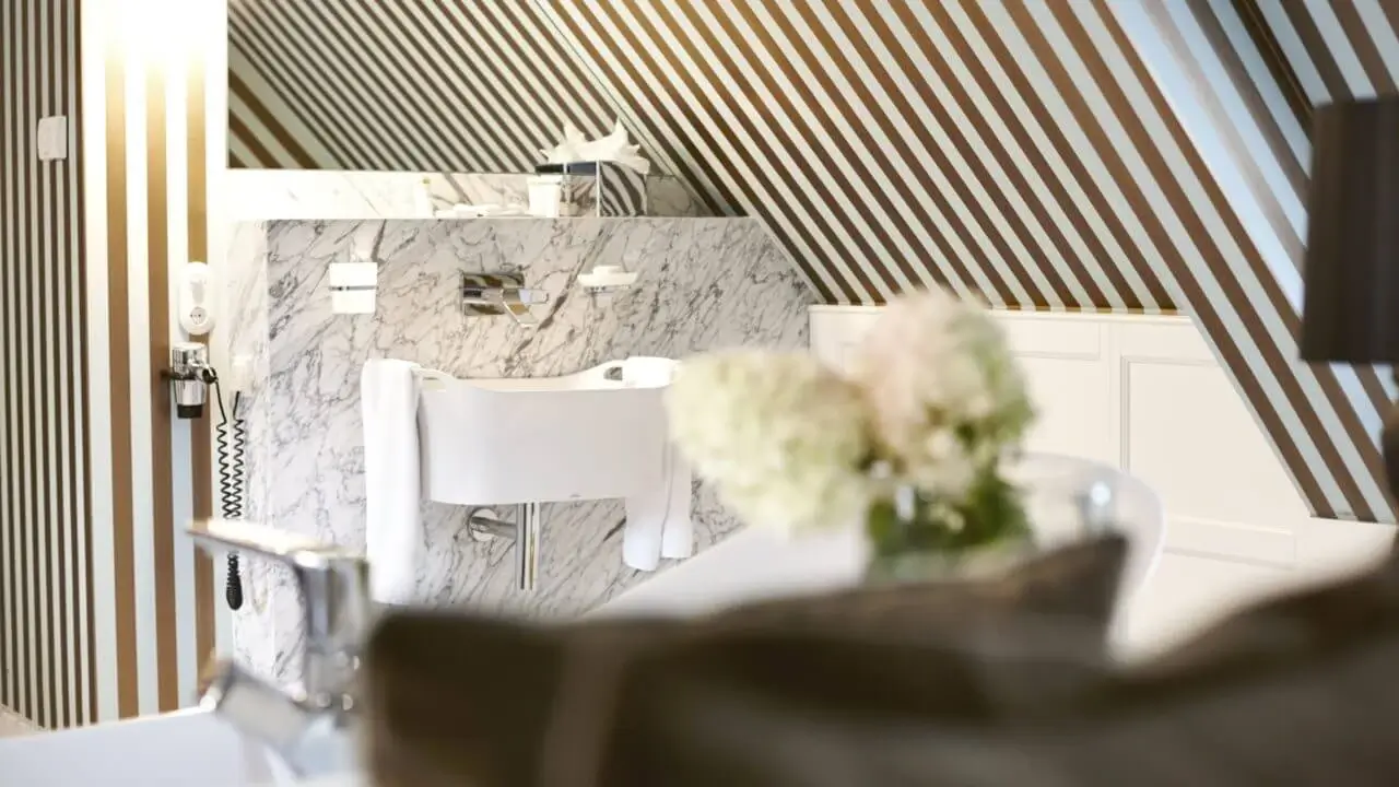 Helle und elegante Juniorsuite im Waldhotel Stuttgart mit modernem Design und komfortabler Einrichtung.