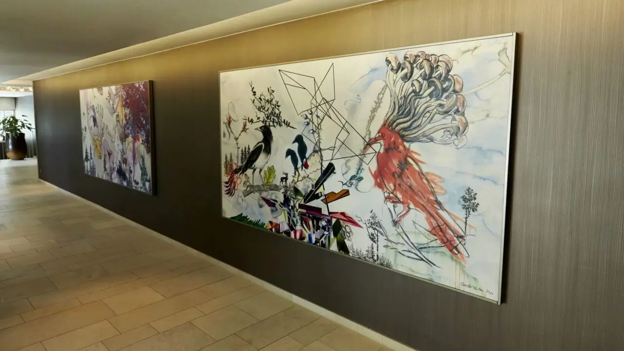 Moderner Hotelflur mit kunstvollen Wandgemälden.