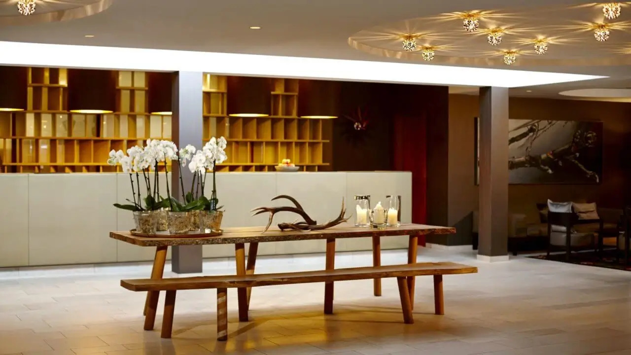 Lobby eines 4-Sterne-Hotels in Stuttgart mit stilvollem Design und einladender Atmosphäre.