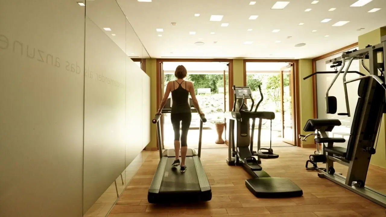 Ein Fitnessbereich im Waldhotel Stuttgart, einem Sporthotel Tennis, ausgestattet mit modernen Geräten und einer ruhigen Aussicht.