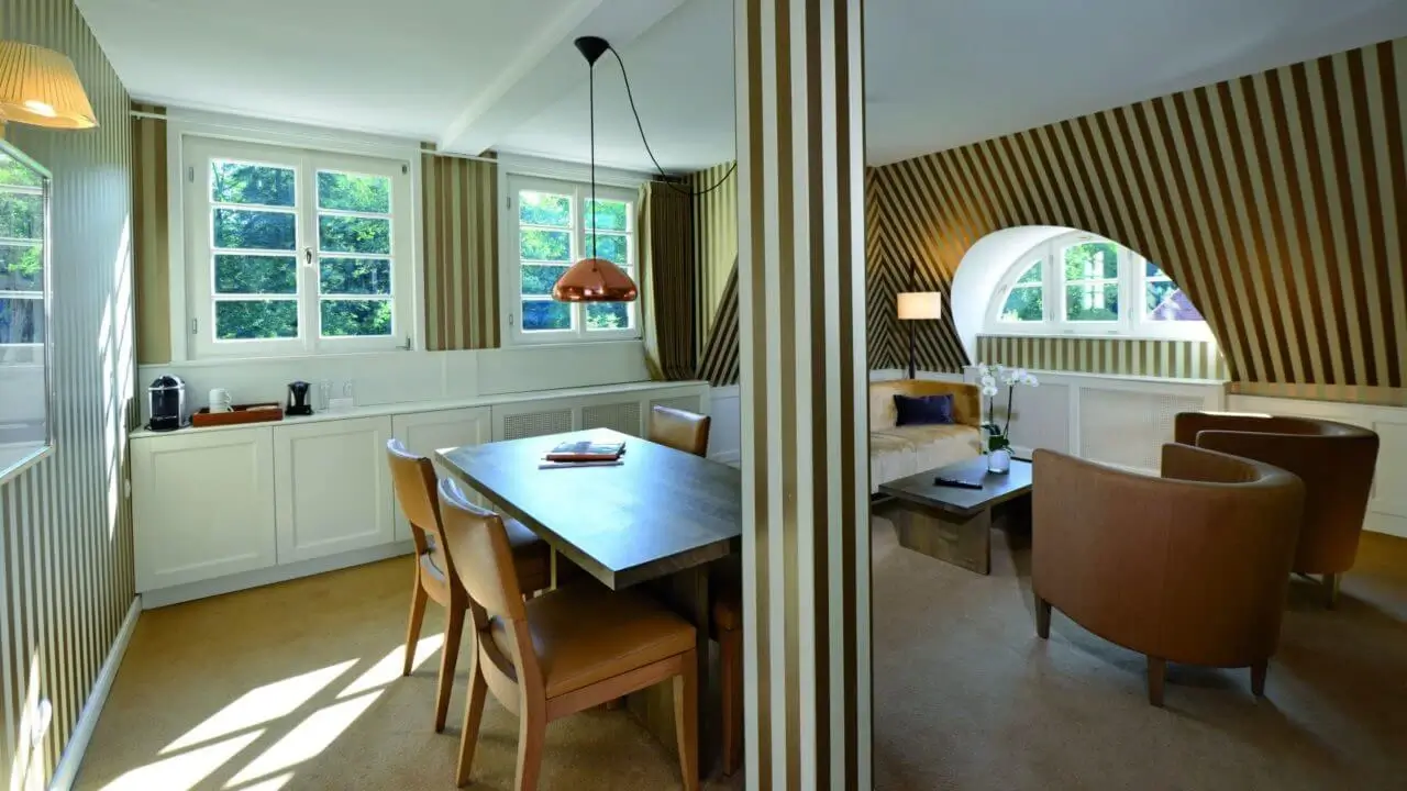 Helle und stilvolle Suite mit Essbereich, gemütlicher Sitzecke und modernem Design.