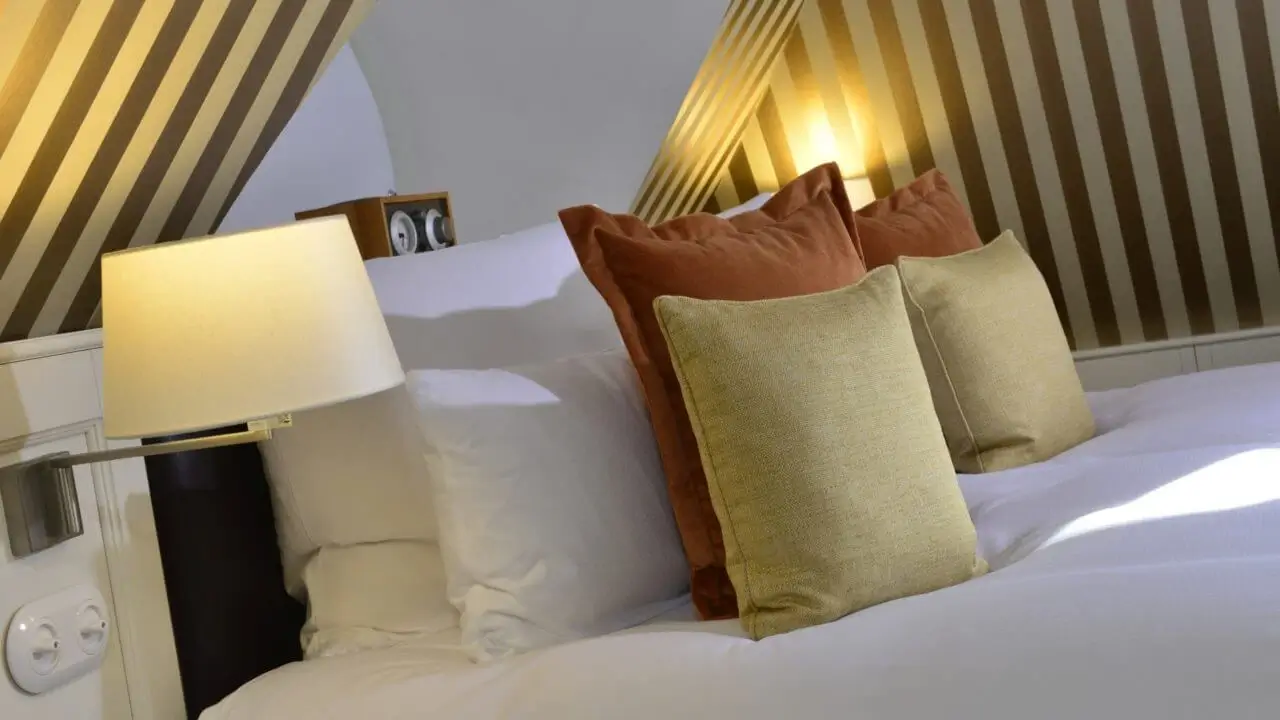 Ein gemütliches Schlafzimmer mit dekorativen Kissen und sanfter Beleuchtung.