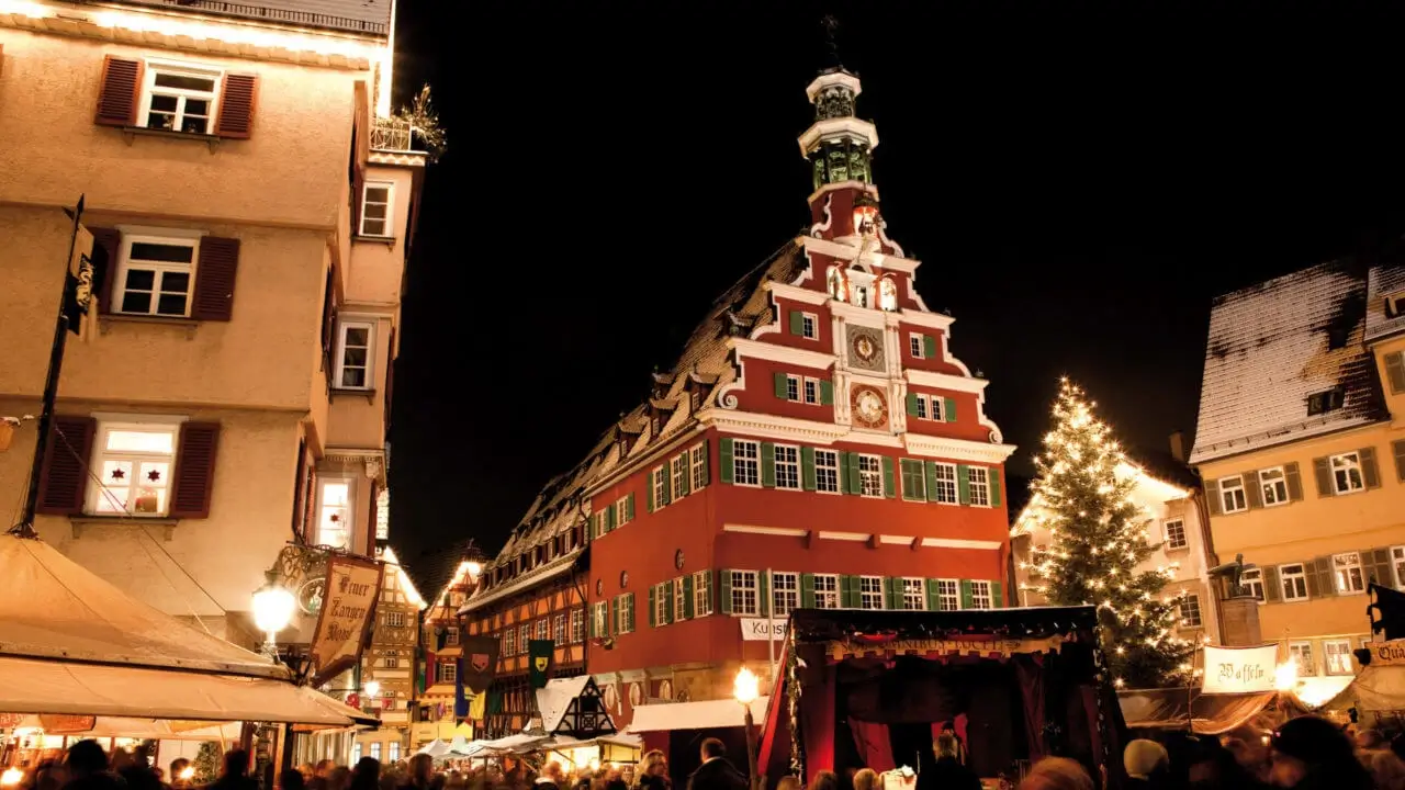 Weihnachtsmarkt in Esslingen, eines der schönsten Ausflugsziele Esslingens mit historischen Gebäuden und Weihnachtsbaum.