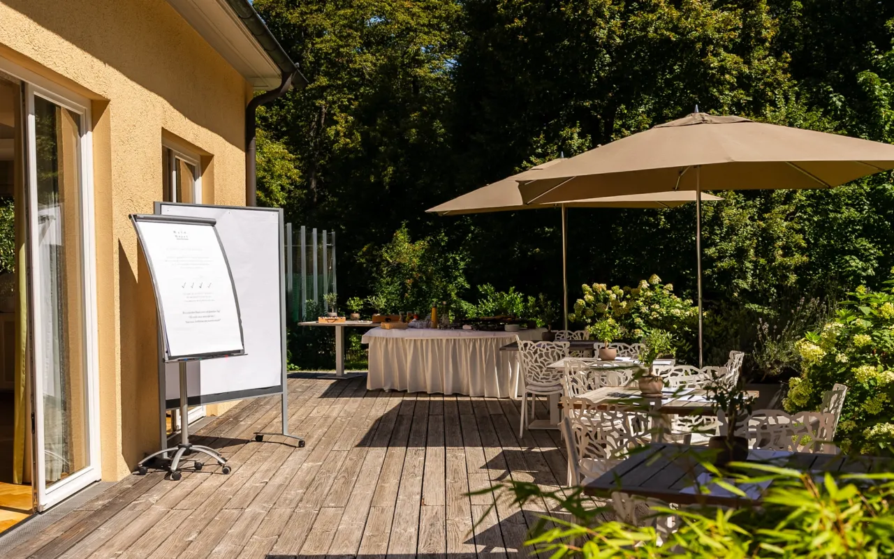Die Terrasse des Lindensaals mit Pinnwand und Tagungstischen