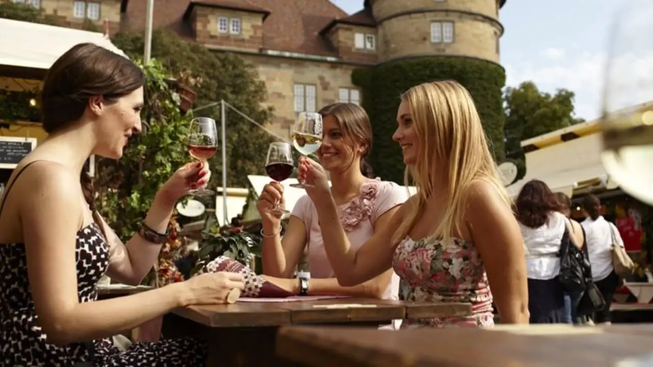 Freundinnen genießen Wein bei einer der vielen Veranstaltungen Stuttgart in historischem Ambiente.