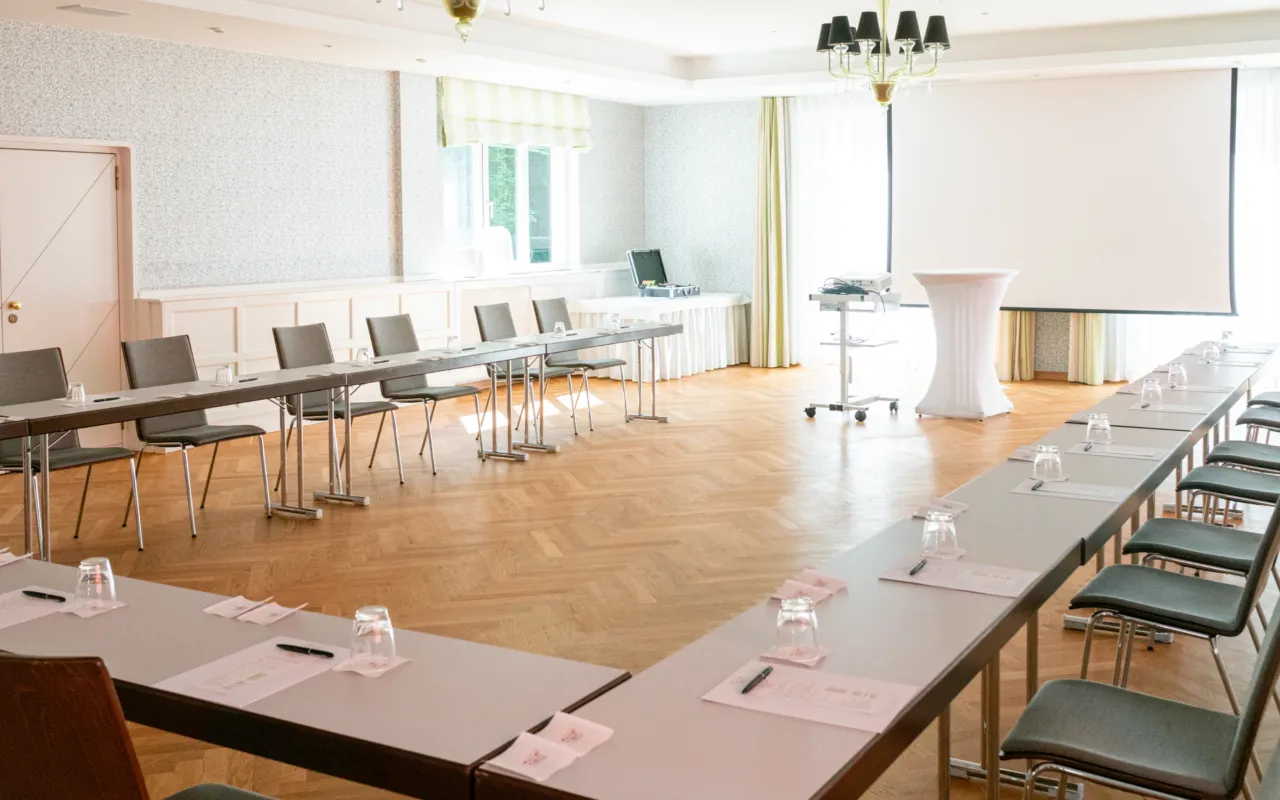 Tische in U-Form im Lindensaal