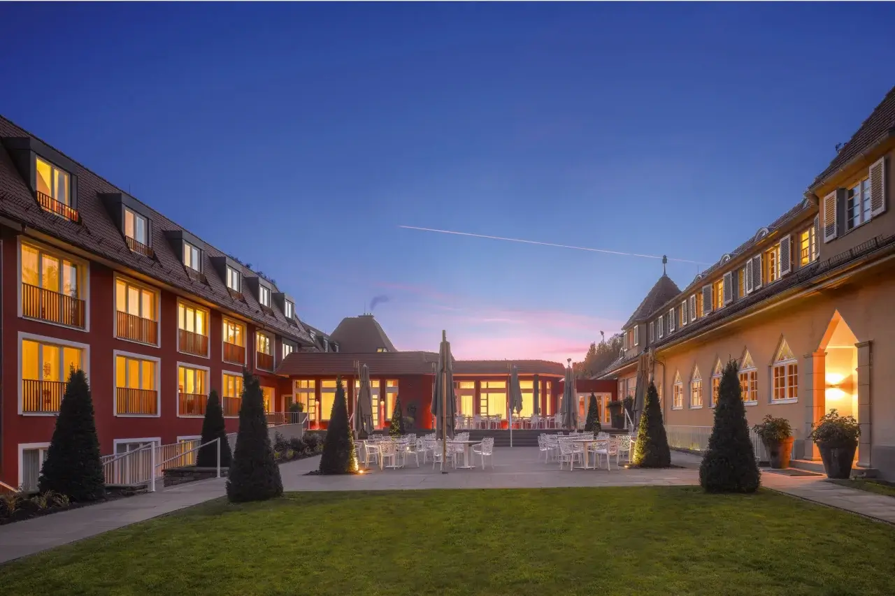 Waldhotel Stuttgart Aussenansicht Terrasse Abendstimmung
