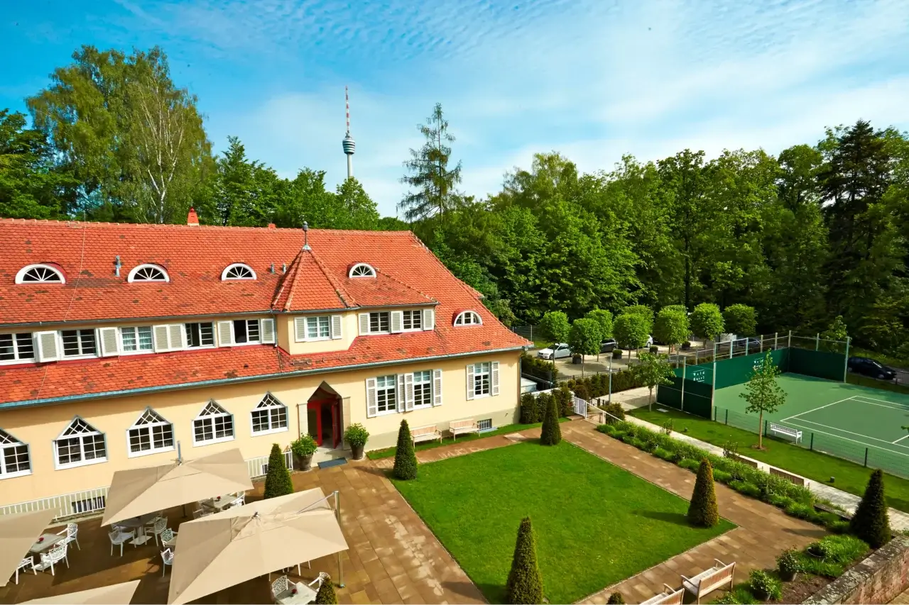 Waldhotel Stuttgart Aussenansicht Terrasse Fernsehturm