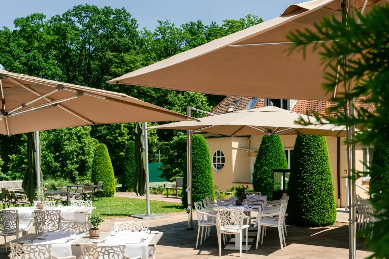 Waldhotel Stuttgart Aussenansicht Terrasse Sommer