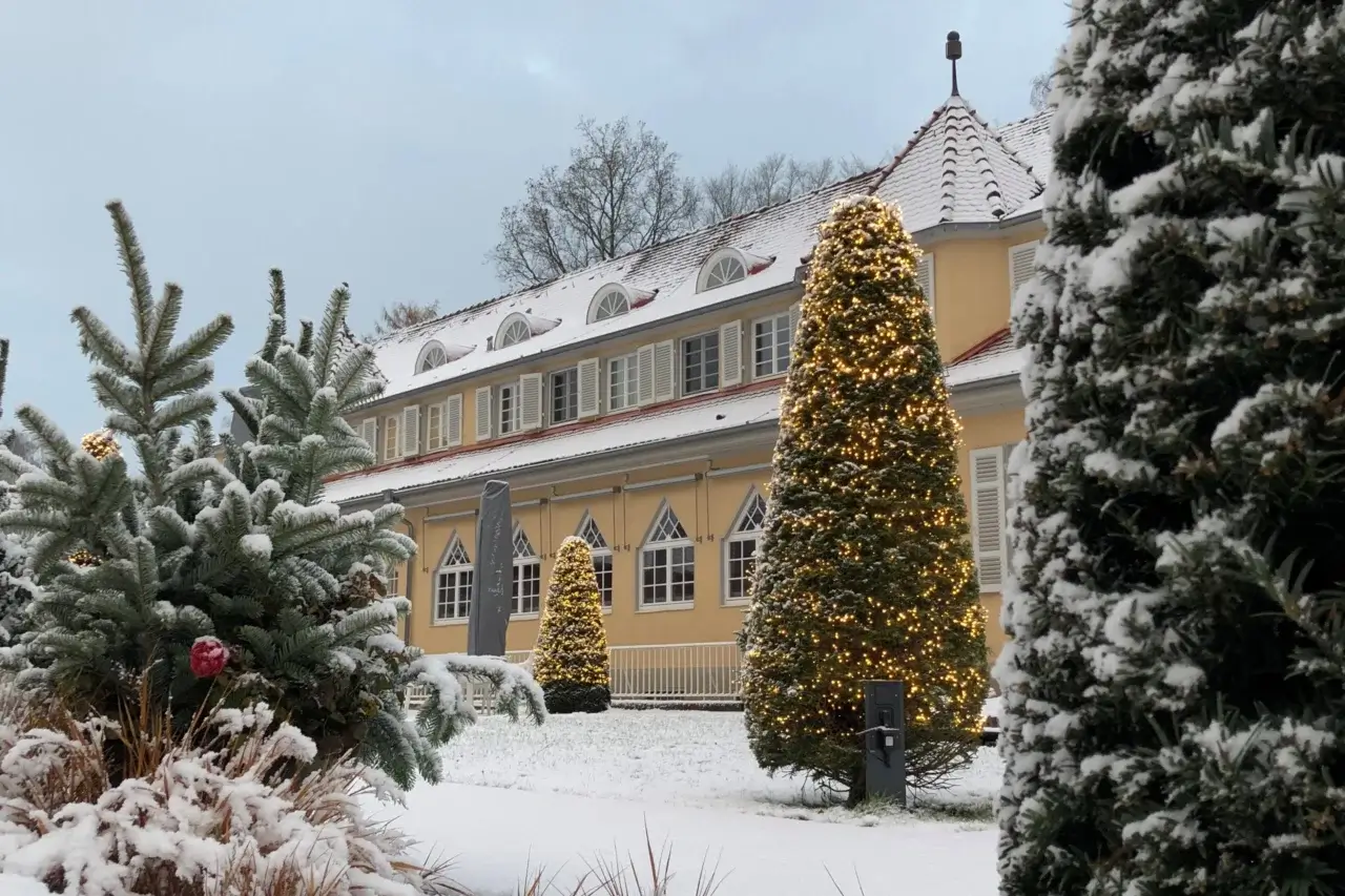 Waldhotel Stuttgart Garten Historisches Gebaeude Winter