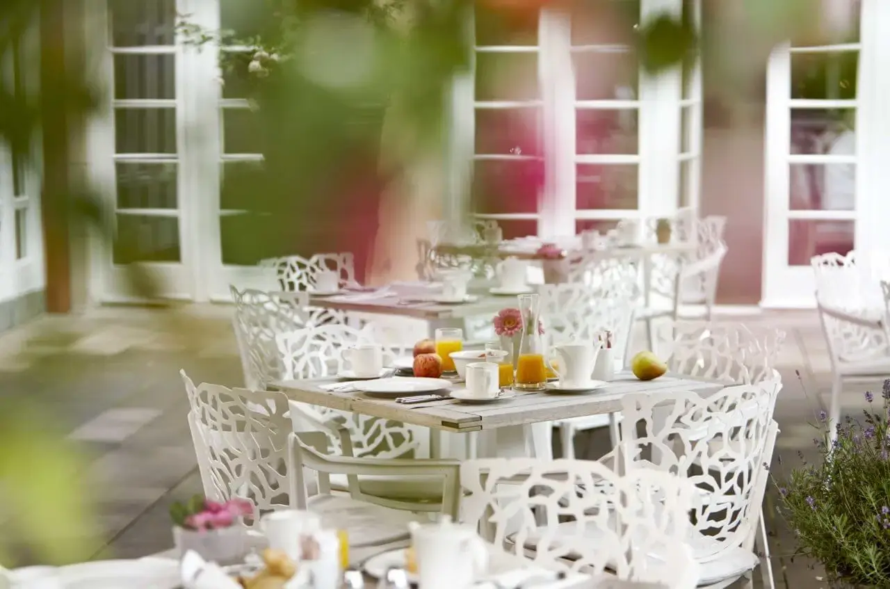 Ein idyllisches Frühstück in einem Restaurant mit Terrasse in Stuttgart.